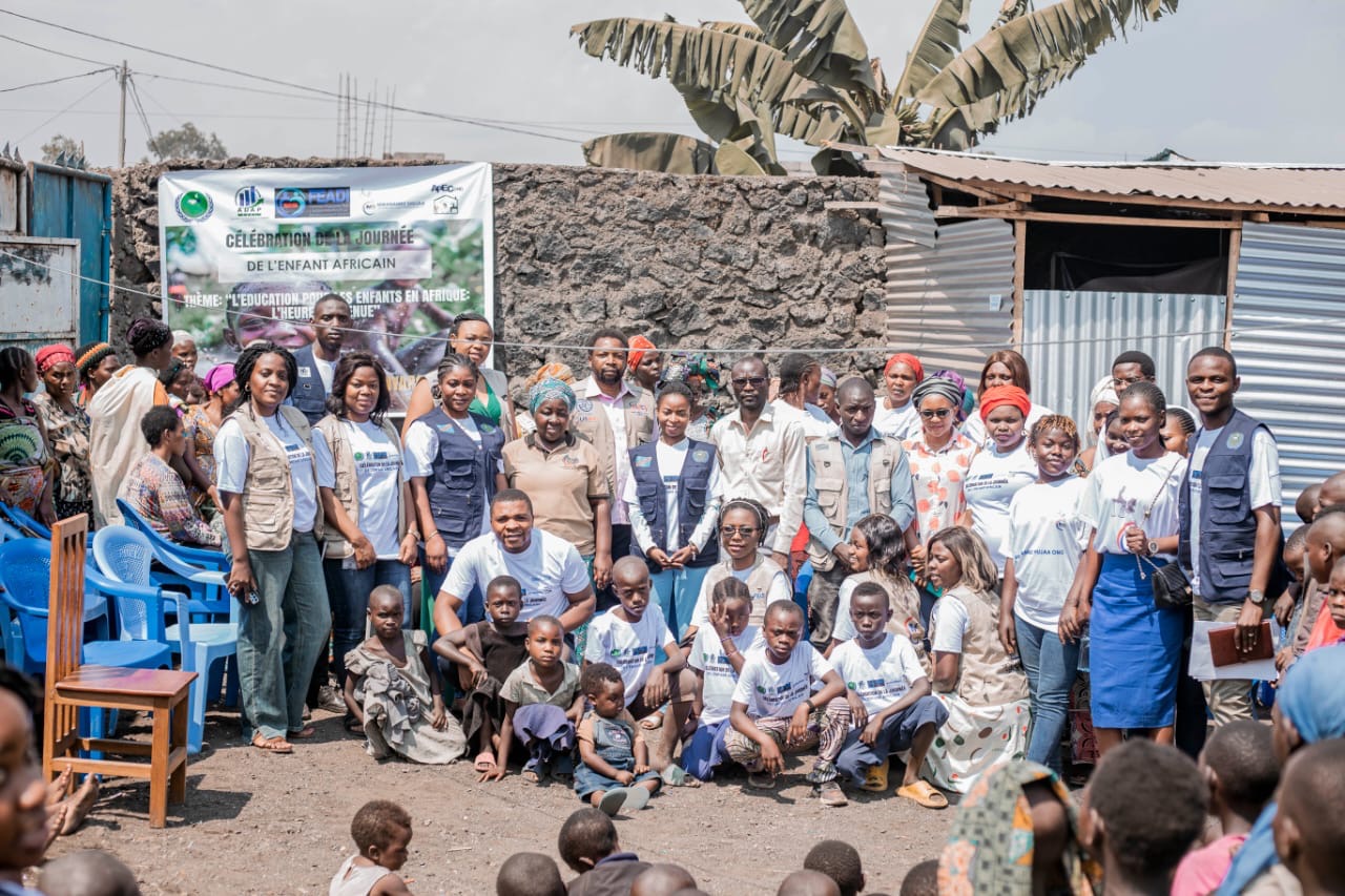 Au contact des enfants peu favorisés et démunis du camps d...